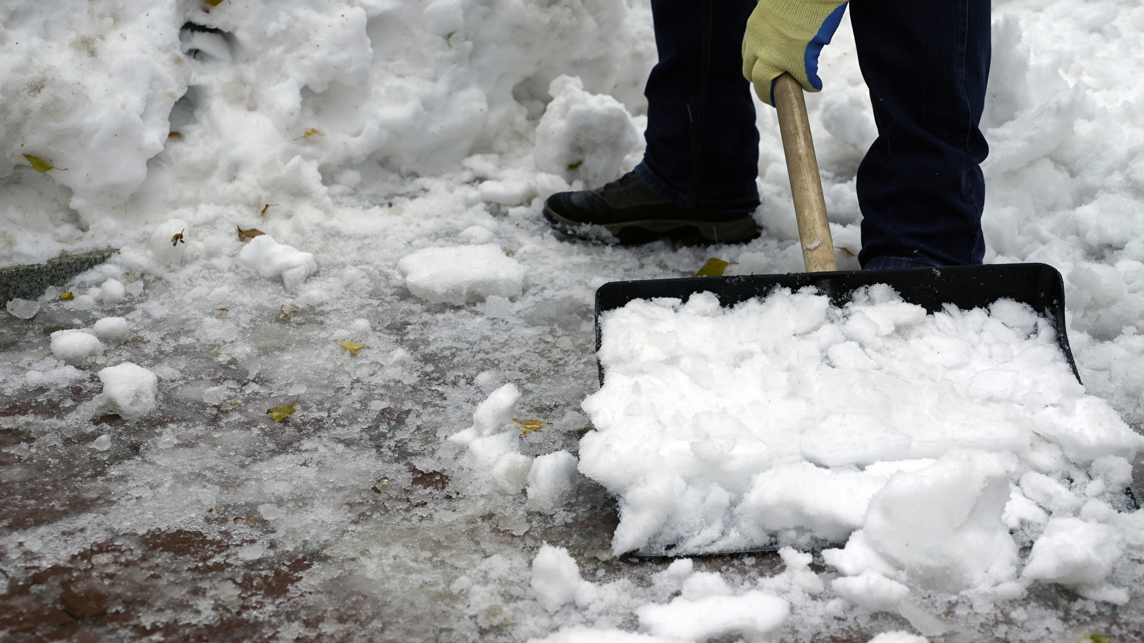 Cómo quitar nieve con la pala sin lesionarme